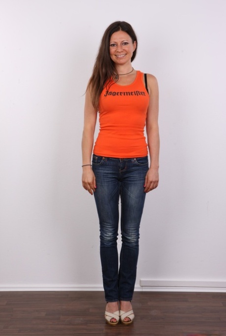 Older amateur Vanesa takes a seat after being left standing bare naked 78846286