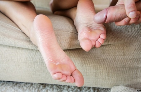Barefoot redhead Shona River takes a cumshot on her soles after a hard fuck 31196206