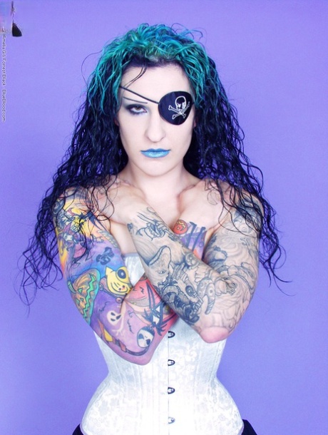 Tattooed girl Jen Vixen sports an eye patch while showing her bald pussy 29990812