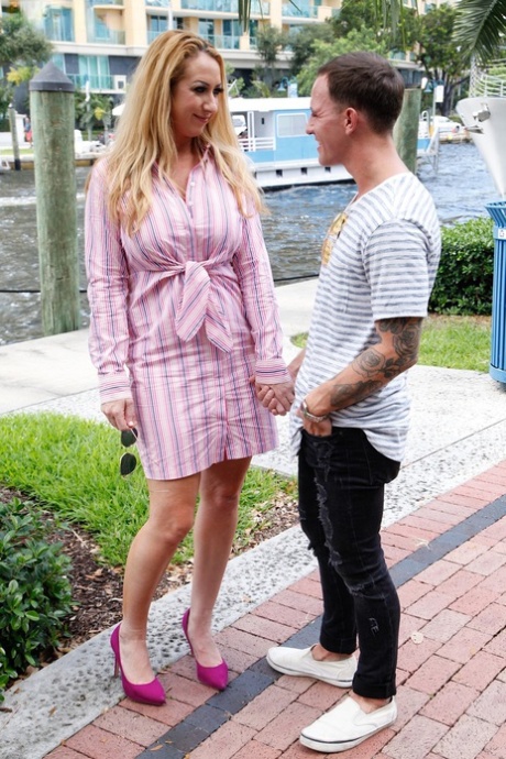 Cheating mature blonde Janna Hicks rides her toy boy during a meetup 92530357