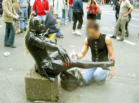 Fetish model attracts a crowd while modelling latex wear in a public square 31638050