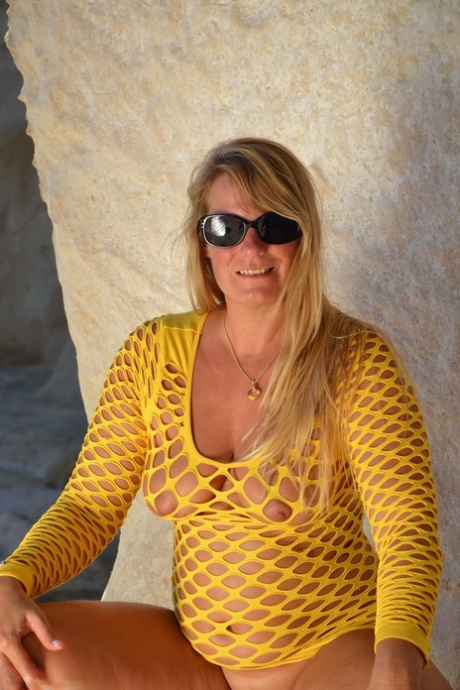 Over 30 blonde Sweet Susi exposes herself in arid conditions while in shades 51172595