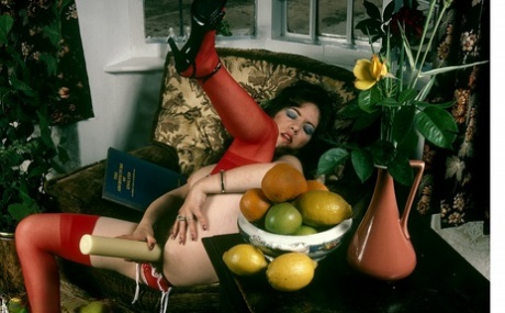 Brunette with retro style takes a classic money shot after fucking 37214586