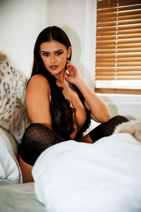 Beautiful teen Brook Wright sets her great tits free while on her bed 99452244