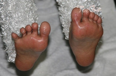 Caucasian female spreads her toes whilst sporting an oily sheen 86332259