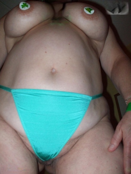 Older amateur Busty Bliss shows her natural tits during solo action 40695494