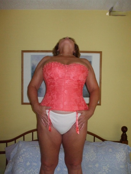 Mature woman Busty Bliss uncovers her natural tits prior to toying her pussy 54056708