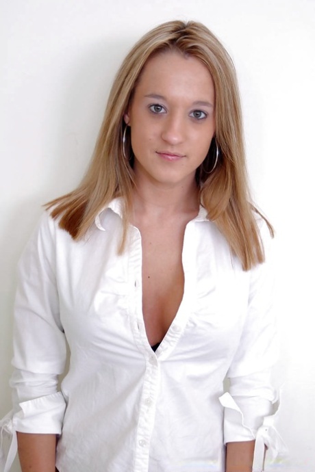 Big tit blonde with a nice butt Lexie slowly undressing her body 79163802