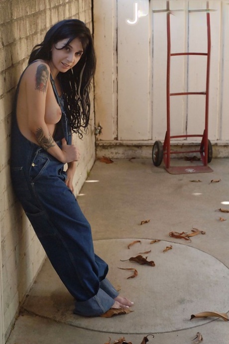 Milf babe Joanna Angel reveals her amateur big tits in a jeans outfit 36410583