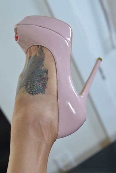 Flexible female Claudia Valentine removes her high heels and sucks er own toes 89907507