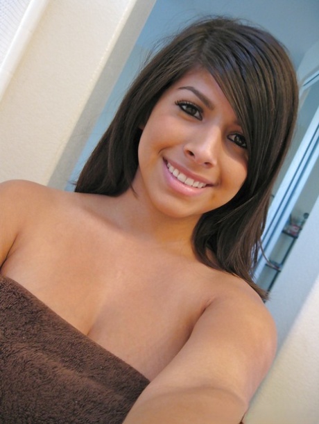 Big busted latina hottie Layla Rose picturing herself in the bath 91623680