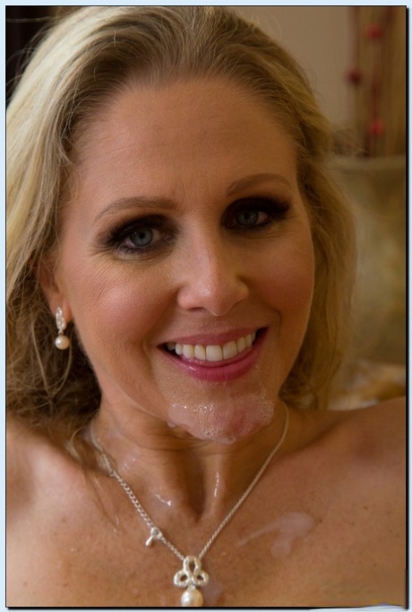 Hot MILF Julia Ann enjoys hard twatting and takes a cumshot on her chin 34551236